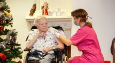 Očkovanie sa začalo vo väčšine krajín EÚ. Prečítajte si, koho očkovali ako prvého