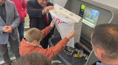 Na Slovensku pribudol prvý veľkokapacitný zálohomat. Fľaše do neho stačí vysypať