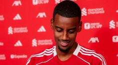 Isak podpísal s Liverpoolom dlhodobý kontrakt: Chcem tu písať históriu a vyhrávať trofeje