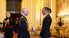 Princ Charles menoval Lewisa Hamiltona za rytiera