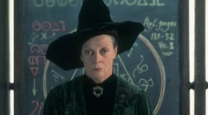 Maggie Smith ako profesorka McGonagallová pred 16 rokmi. Je z nej húževnatá babička