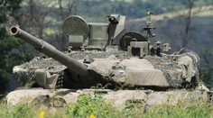 Proti dronom s neobvyklou novinkou. Ruské tanky využívajú gumené rohože