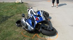 Vyhasnutý mladý život. Motocyklista neprežil zrážku s autom