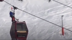 Na lanovke na hodiny uviazlo 150 lyžiarov. Pozrite si obrovskú záchrannú operáciu