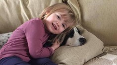 Šokujúca snímka dvojročného dievčatka. Toto s ním urobila meningitída