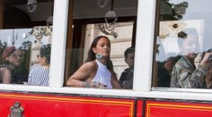 Rihanna si s trčiacimi bradavkami obzerala Prahu. V električke popíjala víno