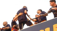 Takto roztočili hviezdy Barcelony oslavu titulu, "unavený" Piqué skoro vypadol z autobusu