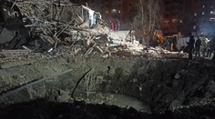 Ruské rakety zasiahli policajnú stanicu v Charkove. Ostala z nej len hromada trosiek a diera v zemi