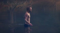 V mrazoch polonahý do jazera. Slovenská kapela sa v klipe odviazala