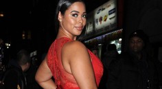 Modelka s kilami navyše ukázala na párty zadok. Chcelo to odvahu