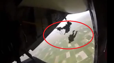 Z tohto videa vám môže byť zle. Výsadkár po zoskoku zostal visieť z lietadla