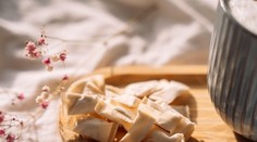 Popularita kofeínových vrecúšok medzi mladými rastie. Odborníci varujú pred vážnymi rizikami