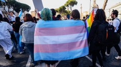 Necítia pomoc, ale strach. Transrodoví ľudia tvrdia, že im vláda chce vziať kľúčové usmernenie