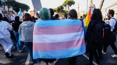 Necítia pomoc, ale strach. Transrodoví ľudia tvrdia, že im vláda chce vziať kľúčové usmernenie