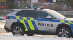 Ukážka sily na hraniciach: Kone, drony, vrtuľníky a desiatky policajtov