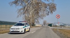 Muž jazdil na motorke bez vodičáku a s takmer troma promile. Policajtom povedal, že ide rovno zo „šenku“