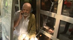 Chcel zabrániť osadeniu pamätníka komunistu. Reťazou sa priviazal k bytovke