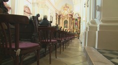 Na polnočné omše sa pre obmedzenia nemusia dostať všetci. V niektorých kostoloch sa však vynašli