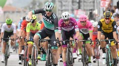 Giro: Siedmu etapu vyhral po špurte Bennett, Yates si udržal ružový dres
