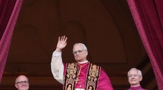 Prvé slová novozvoleného pápeža Leva XIV.: Zachovajme si v našich ušiach ten slabý, ale odvážny hlas pápeža Františka