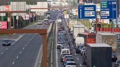 Na starej Seneckej ceste sa zrazili štyri autá. Úsek je neprejazdný, hlásite veľké zdržanie