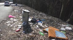 Od plastov až po výkaly. Vodiči opäť vytvorili pri štátnej ceste nelegálnu skládku odpadov