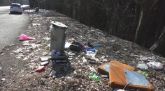 Od plastov až po výkaly. Vodiči opäť vytvorili pri štátnej ceste nelegálnu skládku odpadov