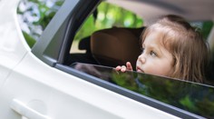 Obrovská rodinná tragédia: Dievčatko (2) nešťastne zavrelo okno na aute a zabilo svoju mamu (†21)