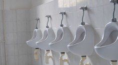 Otec žiaka z Kysúc je pohoršený. Škola umiestnila kamery priamo na toalety