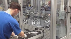 Zamestnanci mali rozhodnúť, či sa bude prepúšťať, alebo im znížia platy. Pozrite sa, ako to dopadlo