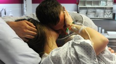 Bol pri pôrode svojej manželky, teraz požaduje odškodné. Tvrdí, že ho odvtedy trápia psychické problémy