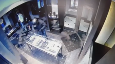 VIDEO: Megakrádež v Bratislave. Títo lupiči si vzali luxusné hodinky za státisíce eur