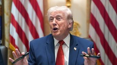 Trump nariadil odložiť útoky na elektrárne v Iráne: Požaduje otvorenie Hormuzského prielivu