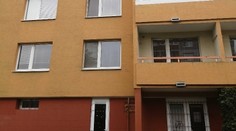 Dievčatko v Prešove vypadlo z okna na treťom poschodí, vytlačilo sieťku proti hmyzu