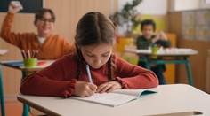 Školy dostali nové pravidlá pre boj so šikanou. Posvietia si aj na učiteľov šikanujúcich žiakov