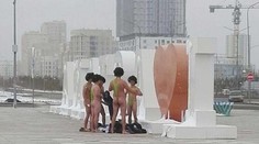 Polícia pochopenie nemala, filmový Borat áno. Toto odkázal Čechom, ktorí sa vyzliekli do jeho plaviek