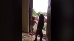 Toto musí byť najlepší otec na svete. Pozrite, ako sa na neho teší syn