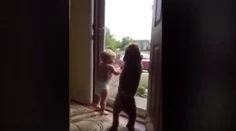 Toto musí byť najlepší otec na svete. Pozrite, ako sa na neho teší syn