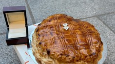 Rodina našla v koláči z pekárne skutočný poklad. Ukázalo sa, že to nebola náhoda