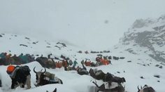 Veľká záchranná akcia na úpätí Mount Everestu. Stovky ľudí uviazli v snehovej búrke