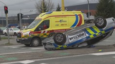 Nové policajné auto skončilo na streche, do hliadky narazil nepozorný vodič