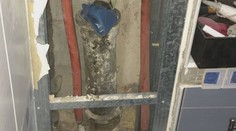 Všetko sa začalo plesňou v rohu kuchyne, skončilo sa to spadnutým stropom