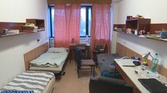 Študentom padajú okná na hlavu: Vysokoškolské internáty tak skoro neopravia