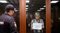 Ruský poslanec dostal sedem rokov väzenia za kritiku vojny na Ukrajine. Na súd prišiel s transparentom