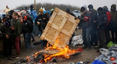 Migrantom v Calais ničia tábor. Žena si na protest prerezala zápästie