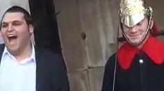 Dokázal nemožné a rozosmial kráľovského strážnika. Čo mu povedal?