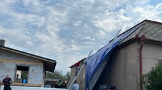 Spúšť po búrkovej smršti na východe Slovenska. Domy sú bez striech, polia bez úrody