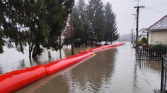 Sliač čakalo ráno prekvapenie. Zaplavené ulice cez noc zamrzli a mesto sa zmenilo na veľké klzisko