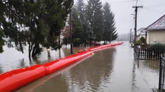 Sliač čakalo ráno prekvapenie. Zaplavené ulice cez noc zamrzli a mesto sa zmenilo na veľké klzisko