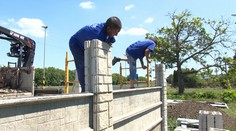 Či prší alebo páli slnko. V Radave nemajú ľudia na železničnej stanici na výber